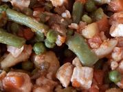 Una foto de pollo con verduras