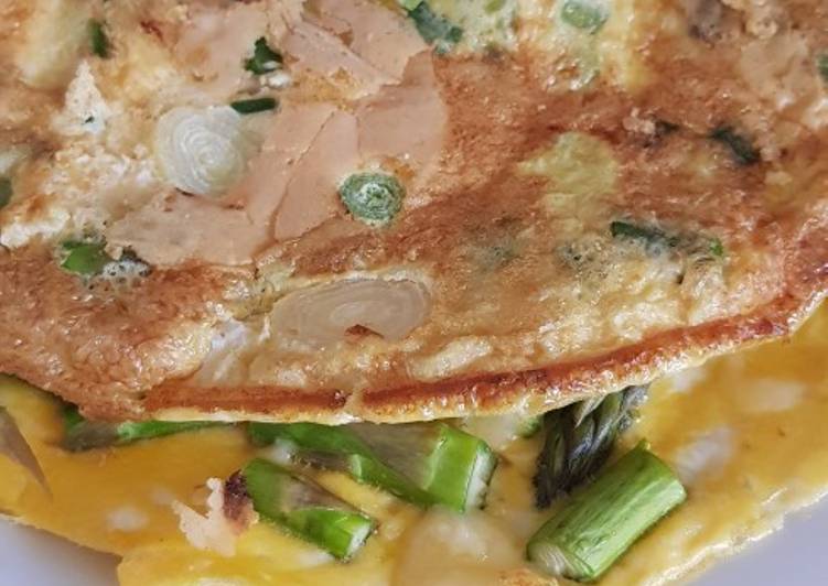 Quick asparagus, spring onion and cheddar omlet