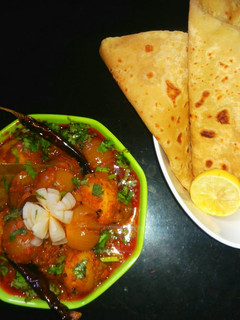 भरवा प्याज़ और आलू की सब्ज़ी (Bharva Pyaz Or Aloo Sabji Recipe In Hindi) रेसिपी मुख्य फोटो