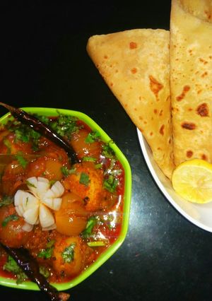 भरवा प्याज़ और आलू की सब्ज़ी (Bharva Pyaz Or Aloo Sabji Recipe In Hindi) रेसिपी मुख्य फोटो