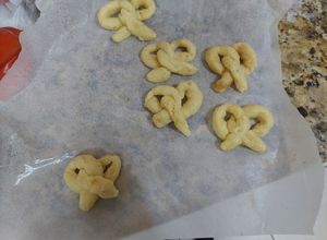 Una foto de Pretzels de queso keto