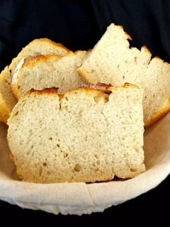 Una foto de Hogaza de pan de ajo con masa madre