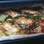 Muslos de pollo al horno adobado, con camita de verduras