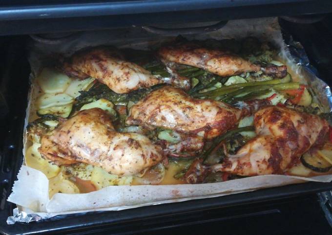 Foto principal de Muslos de pollo al horno adobado, con camita de verduras