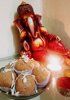 A picture of Besan ladoo.