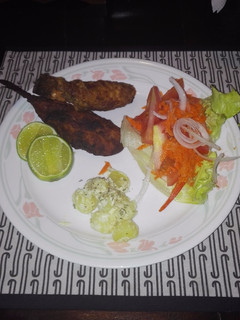 Una foto de Colitas de Mero enharinadas con ensalada fresca y papa parisien