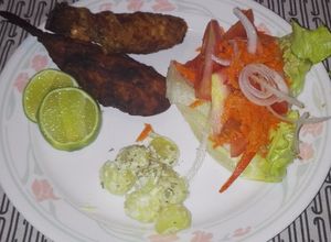 Una foto de Colitas de Mero enharinadas con ensalada fresca y papa parisien