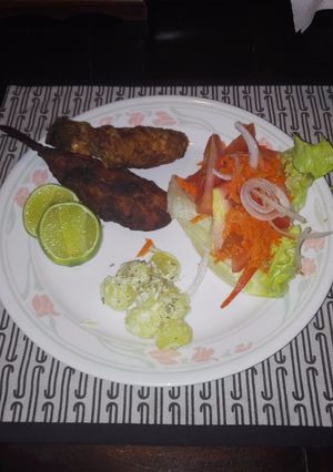 Una foto de Colitas de Mero enharinadas con ensalada fresca y papa parisien