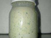 Una foto de aderezos con yogurt al cilantro