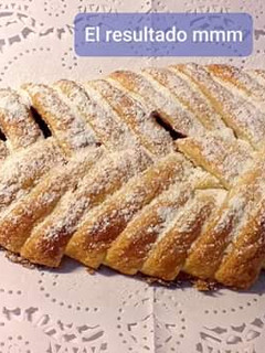 Una foto de Trenza de hojaldre con fresa natural