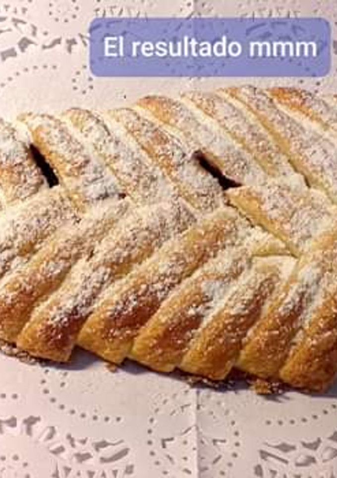 Una foto de Trenza de hojaldre con fresa natural