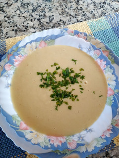 Una foto de Vichyssoise (crema de ajo porro y papas)