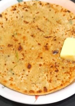 आलू का पराठा (aloo ka paratha recipe in Hindi) रेसिपी मुख्य फोटो