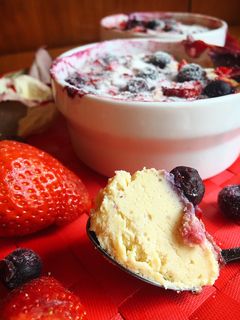 Una foto de Cheesecake de requesón al micro con frutos rojos