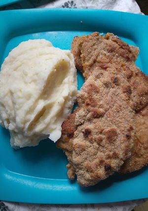Una foto de Milanesas de cerdo con puré