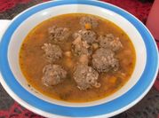 Una foto de tomate cebolla albóndigas