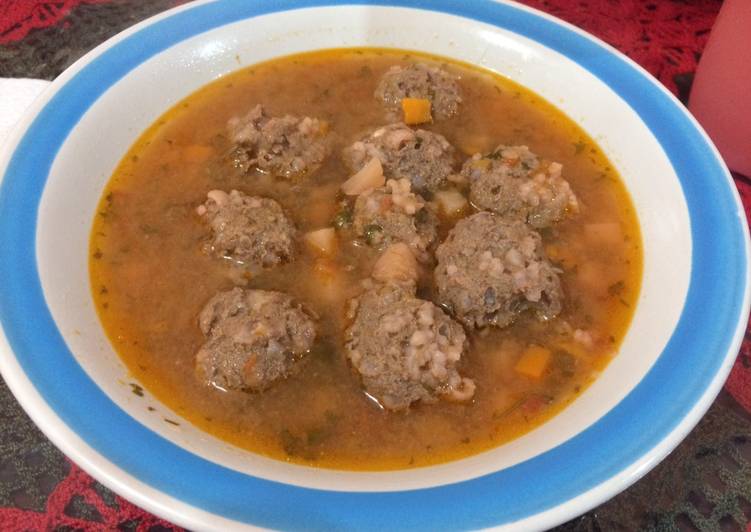 Albóndigas con caldo de tomate