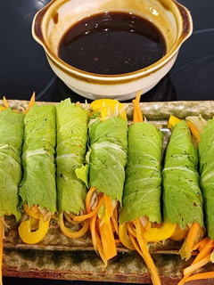 Hình của món Cải đắng cuốn chay.