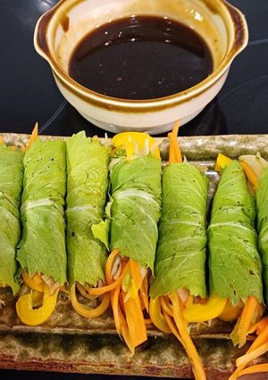 Hình của món Cải đắng cuốn chay.