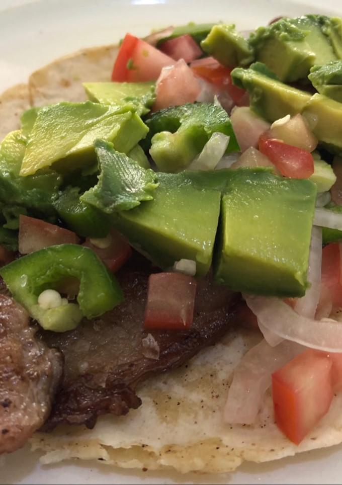 Una foto de Tacos de bistec rib eye sonorense