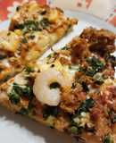 Пицца с креветками курочкой и ананасом
