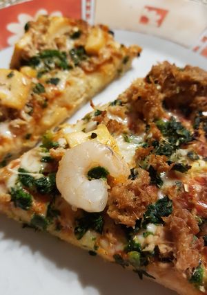 Фото Пицца с креветками курочкой и ананасом.