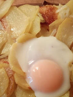 Una foto de Patatas con huevos estrellados al horno