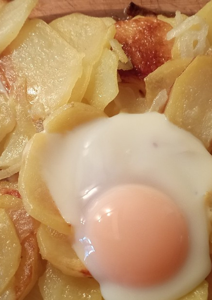Una foto de Patatas con huevos estrellados al horno