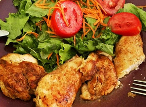 Una foto de Pollo a la plancha con ensalada