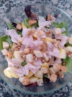 Una foto de Ensalada de nueces y manzana