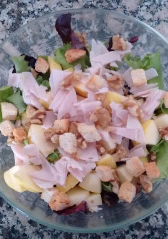 Una foto de Ensalada de nueces y manzana