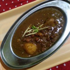 A picture of Black Chane with aloo.