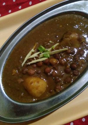 A picture of Black Chane with aloo.