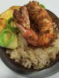 Arroz con coco, langostinos, aguacate y plátano macho