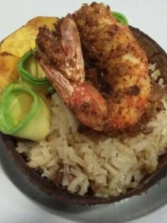 Una foto de Arroz con coco, langostinos, aguacate y plátano macho