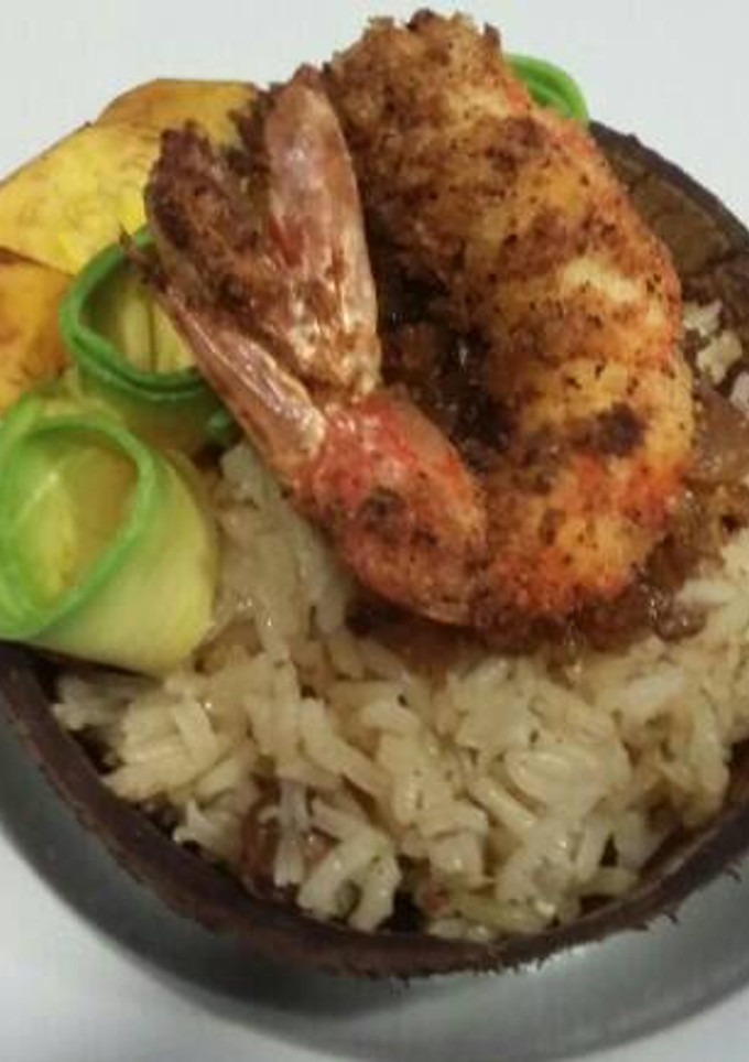 Una foto de Arroz con coco, langostinos, aguacate y plátano macho