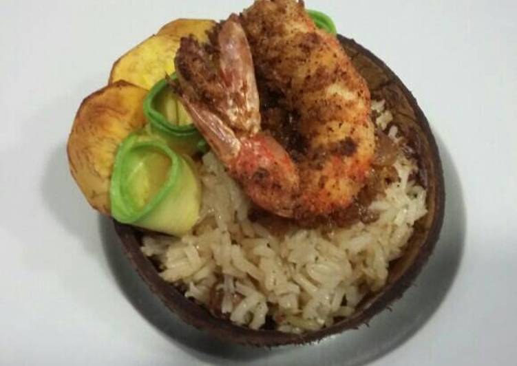 Arroz con coco, langostinos, aguacate y plátano macho