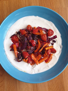 Una foto de Verduras asadas con yogur