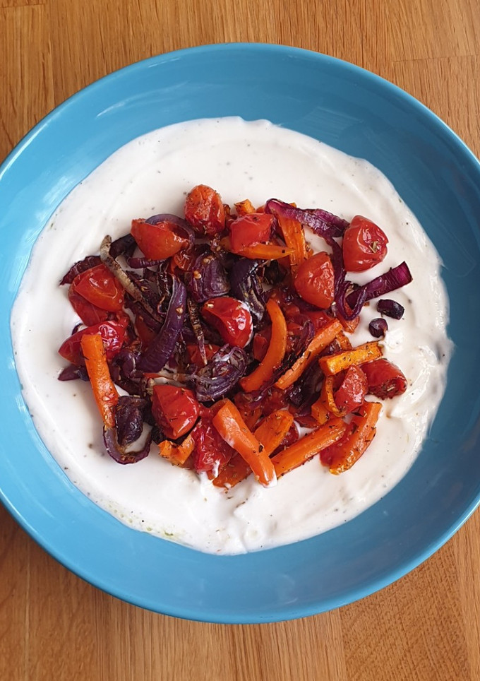 Una foto de Verduras asadas con yogur