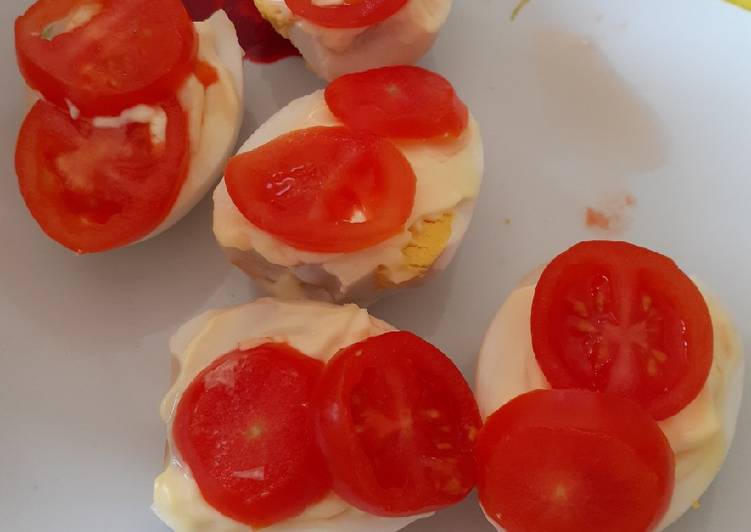 Uova con maionese e pomodorini... facilissima..😜😜😋😋