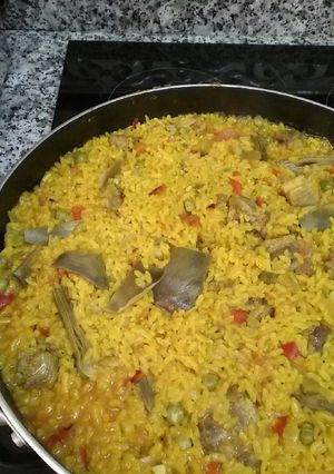Una foto de Paella de arroz con costilla