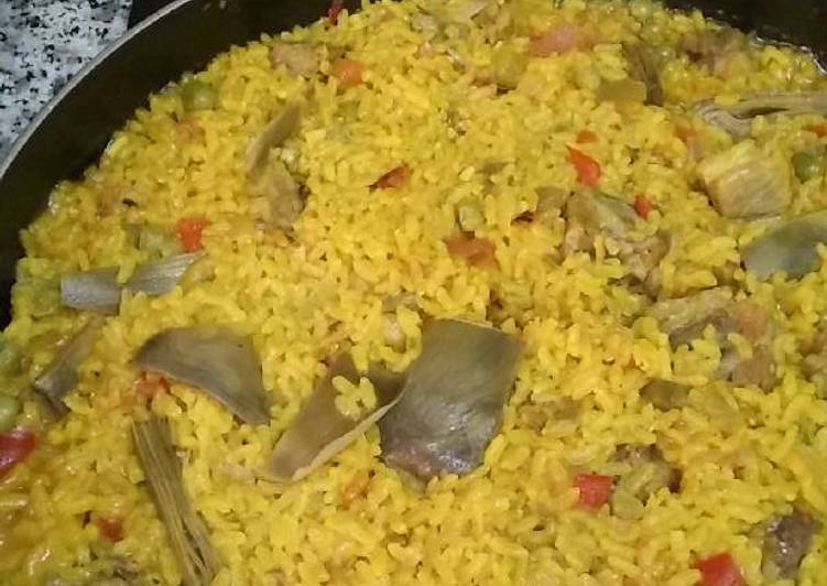 Paella de arroz con costilla
