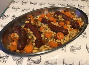 Une photo de Saucisses de morteau aux haricots blancs,carottes et tomates séchées