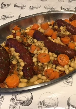 Une photo de Saucisses de morteau aux haricots blancs,carottes et tomates séchées