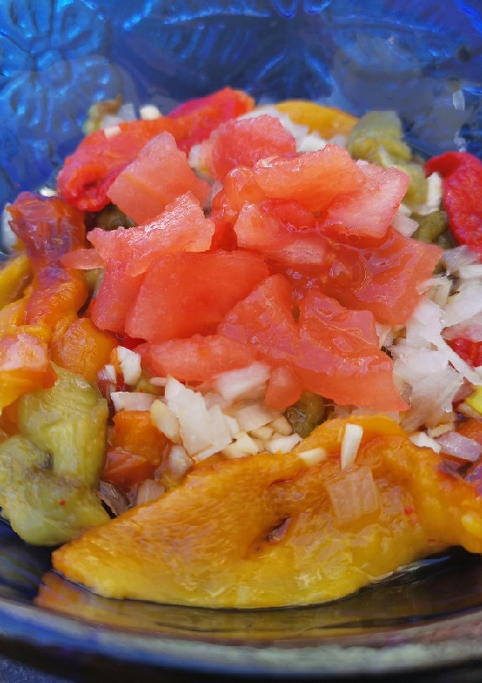 Una foto de Ensalada de pimientos tricolor