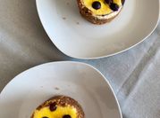 Una foto di cheesecake ai mirtilli