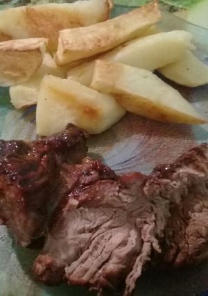 Una foto de Tapa de nalga a las finas Hierbas con papas Doradas. 😏😏