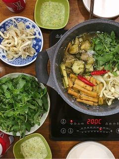 Hình của món Lẩu gà lá é.