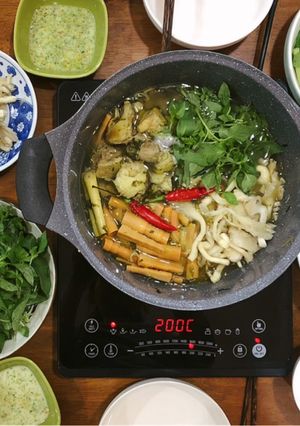 Hình của món Lẩu gà lá é.
