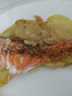 Una foto de Salmón al horno con patatas panaderas 🐟